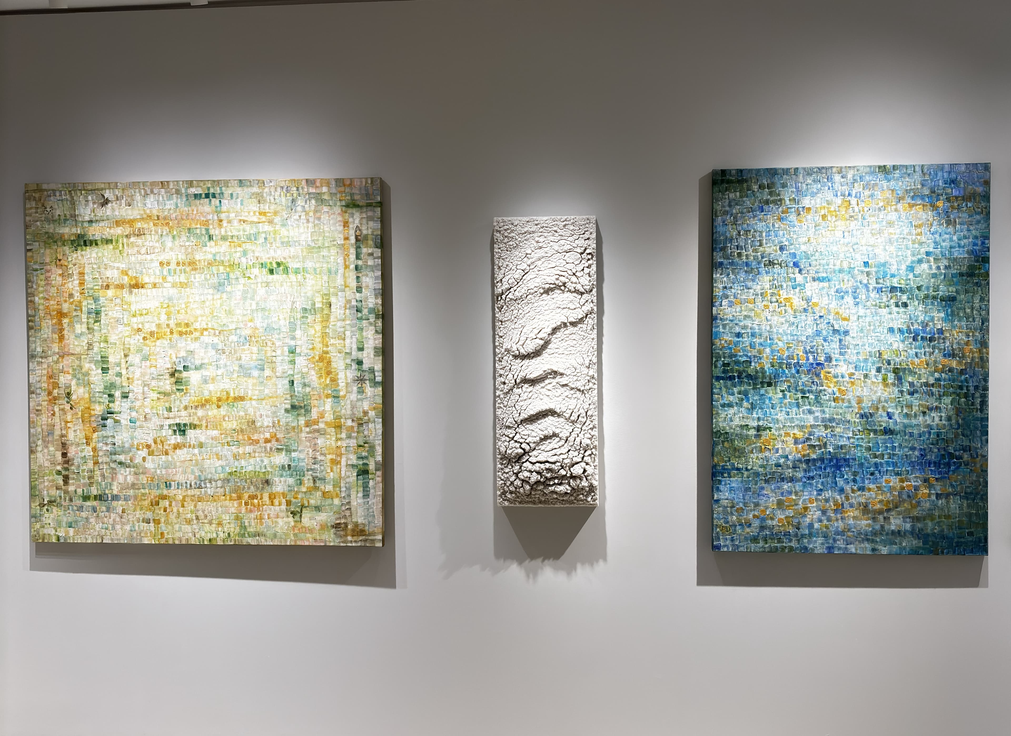 Visitantes apreciando as obras